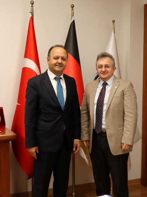 Rektörümüz Prof. Dr. Necmettin Atsü, Türk-Alman Üniversitesi Rektörü Prof. Dr. Cemal Yıldız'ı ve Rektör Yardımcısı Prof. Dr. Aysel Uzuntaş'ı ziyaret etti. 